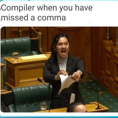 这是一张针对程序员群体的搞笑梗图，上方配文英文“Compiler when you have missed a comma”（当你少打一个逗号时的编译器），下方是新西兰议会中女议员陈耐锶愤怒嘶吼、撕毁文件的现场截图。图中用议员暴怒失控的状态，夸张地类比编译器在检测到代码里缺少逗号这类小语法错误时，会输出大量报错、反应过度的样子，精准戳中程序员写代码时因微小语法问题被编译器“疯狂针对”的无奈又好笑的日常。