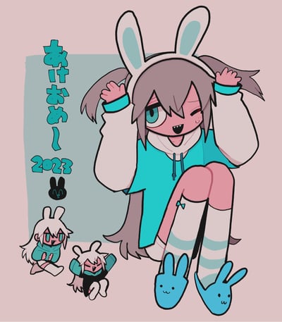 这是一张2023年兔年主题的原创贺岁插画，采用活泼的涂鸦卡通风格。画面主体是一位戴着兔耳发箍的粉皮肤少女，她穿着蓝白拼色连帽衫和兔子拖鞋，坐在地上，双手举在头旁模仿兔子动作，单眼wink，露出尖牙，表情搞怪又带点小害羞。画面左下角还有两个Q版的同款兔耳少女，一个开心坐着，一个搞怪蹲坐吐舌。画面左侧竖排写着日文「あけおめ」（意为“新年快乐”）和2023，还有一个小黑兔图标，整体充满新年的欢快氛围，无双关或谐音梗。