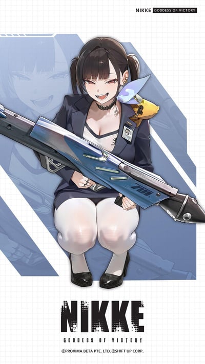 这是手游《胜利女神：妮姬》的角色尤妮的官方宣传立绘，角色扎着深棕色双马尾，身着深灰色职场西装套裙，内搭白色运动风低领上衣，颈间佩戴黑色项圈，脸上露出张狂的坏笑，眼神戏谑且露出尖锐牙齿，双手握持一把大型科幻风格枪械，整体造型将职场风格与战斗元素结合，角色表情极具张力，展现出桀骜不驯、充满攻击性的气质。