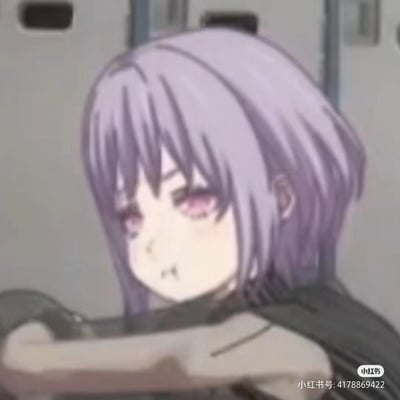 图片中是一位动漫风格的少女，有着紫色短发和粉色眼睛，正以侧脸示人。她的表情平静，眼神微微下垂，似乎在凝视着什么。背景是模糊的室内环境，能隐约看到墙壁和一些不清晰的物体轮廓。