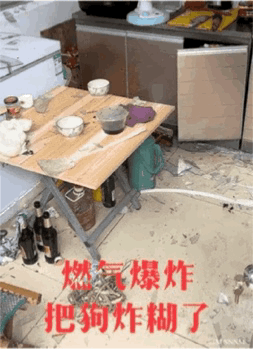 这张图展示了燃气爆炸后的狼藉厨房：地面与桌面布满灰尘、碎屑，橱柜门脱落，各类物品杂乱散落，现场一片混乱。图中用红色醒目文字加注“燃气爆炸 把狗炸糊了”，这里运用了谐音梗，“炸糊了”既指爆炸对现场的破坏，也谐音“炸糊涂了”，以夸张调侃的方式描述爆炸的惨烈程度，制造搞笑反差效果。