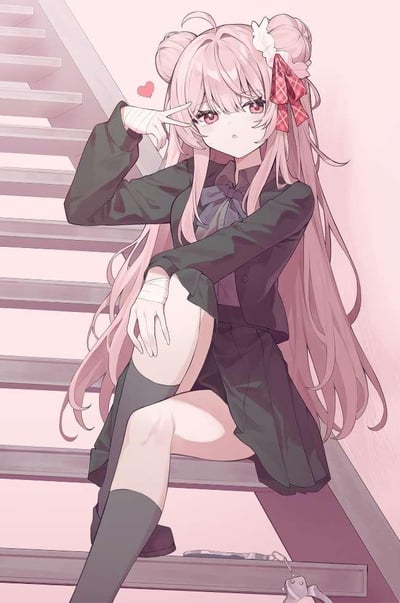 画面中是一位有着浅粉色长发、扎着双丸子头的二次元少女，她身着深绿色制服套装，搭配灰色长袜，坐在浅粉色背景的楼梯台阶上。少女的双手缠着白色绷带，一只手比出V字手势放在脸旁，手势旁还有一颗小巧的粉色爱心；她的眼神带着懵懂感，神情柔弱，脚边的台阶上放置着一副打开的手铐。整体色调柔和，以暖粉色和深绿色为主，营造出一种甜美中带着些许破碎感的独特氛围。